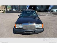 Usata Mercedes E200 122 CV (89 kW) 1991 Nero Berlina