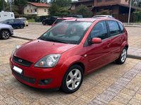 Usata Ford Fiesta Titanium 68 CV (50 kW) 2007 Rosso Utilitaria