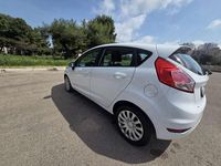 Usata Ford Fiesta 97 CV (71 kW) 2014 Bianco Utilitaria