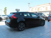 Usata Volvo V40 Business Edition 120 CV (88 kW) 2019 Black sapphire metallizzato Berlina