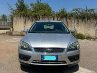 Begagnad Ford Focus 90 HK (66 kW) 2005 Grå Sedan