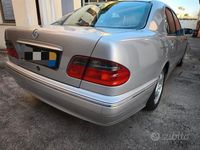 Usata Mercedes E200 186 CV (136 kW) 2000 Grigio Berlina