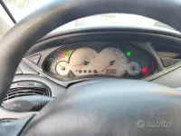 Käytetty Ford Focus 100 HP (73 kW) 2002 Harmaa Sedan