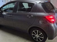 Usata Toyota Yaris Hybrid Active 75 CV (55 kW) 2015 Grigio Berlina
