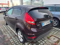 Usata Ford Fiesta Titanium 70 CV (51 kW) 2011 Rosso Utilitaria