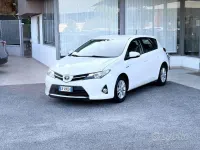 Usata Toyota Auris Hybrid 99 CV (72 kW) 2014 Bianco Berlina