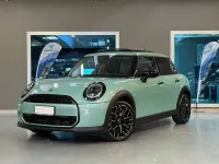 Usata Mini Cooper Favoured 114 kW (156 CV) 2025 Ocean wave green Utilitaria