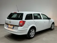 Usata Opel Astra 110 CV (80 kW) 2009 Bianco Station wagon