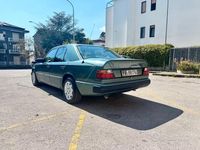 Usata Mercedes E200 122 CV (89 kW) 1991 Verde Berlina