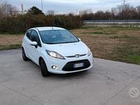Usata Ford Fiesta Titanium 82 CV (60 kW) 2010 Bianco Berlina