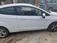 Usata Ford Fiesta 70 CV (51 kW) 2012 Bianco Utilitaria