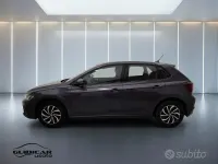 Usata VW Polo Life 95 CV (69 kW) 2023 Grigio metallizzato scuro Utilitaria