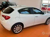Usata Alfa Romeo Giulietta Distinctive 170 CV (125 kW) 2011 Bianco Utilitaria
