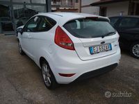 Usata Ford Fiesta 70 CV (51 kW) 2011 Bianco Utilitaria