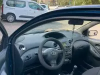 Usata Toyota Yaris 65 CV (47 kW) 2003 Bluazzurro Utilitaria