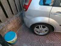 Usata Ford Fiesta Ghia 68 CV (50 kW) 2005 Argento Utilitaria
