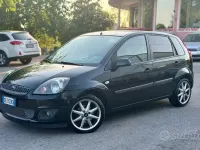 Usata Ford Fiesta 90 CV (66 kW) 2006 Nero Utilitaria