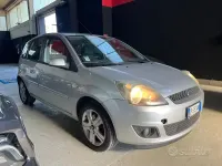 Usata Ford Fiesta Ghia 75 CV (55 kW) 2008 Grigio Utilitaria