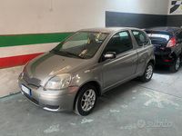 Usata Toyota Yaris 65 CV (47 kW) 2004 Grigio Utilitaria