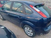 Begagnad Ford Focus 2005 Blå Sedan