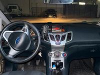 Usata Ford Fiesta 82 CV (60 kW) 2011 Marrone Berlina
