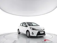 Usata Toyota Yaris Lounge 101 CV (74 kW) 2014 Bianco Utilitaria