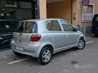 Usata Toyota Yaris Sol 86 CV (63 kW) 2001 Grigio Berlina