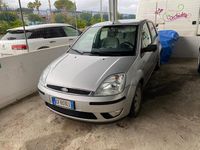 Begagnad Ford Fiesta Zetec 67 HK (49 kW) 2002 Silver Halvkombi