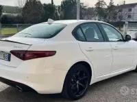 Usata Alfa Romeo Giulia 150 CV (110 kW) 2018 Bianco Berlina