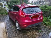 Usado Ford Fiesta 96 HP (70 kW) 2010 Vermelho Sedan