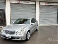 Usata Mercedes E220 150 CV (110 kW) 2004 Grigio Berlina