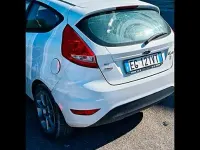 Usata Ford Fiesta 70 CV (51 kW) 2011 Bianco Berlina