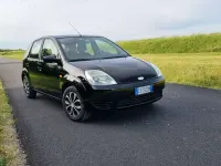 Usata Ford Fiesta Ghia 68 CV (50 kW) 2004 Nero Utilitaria