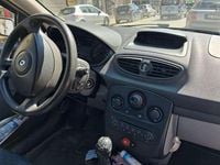 Usata Renault Clio II Authentique 75 CV (55 kW) 2006 Argento Berlina