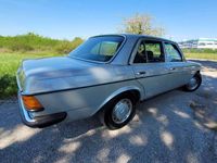 Usata Mercedes E200 109 CV (80 kW) 1983 Argento Berlina