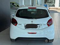 Usata Peugeot 208 68 CV (50 kW) 2015 Bianco Utilitaria