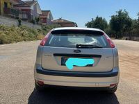 Begagnad Ford Focus 90 HK (66 kW) 2005 Grå Sedan