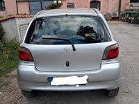Usata Toyota Yaris 68 CV (50 kW) 2002 Grigio Berlina