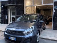 Usata Kia Rio 75 CV (55 kW) 2013 Grigio Berlina