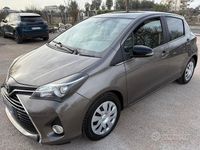 Usata Toyota Yaris 90 CV (66 kW) 2016 Grigio Utilitaria
