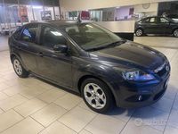 Usata Ford Focus Ghia 101 CV (74 kW) 2011 Grigio Berlina