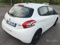 Usata Peugeot 208 Active 68 CV (50 kW) 2015 Bianco Utilitaria