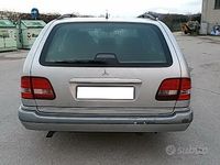 Usado Mercedes E200 Elegance 136 CV (100 kW) 1996 Gris Familiar