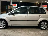 Usata Ford Fiesta 75 CV (55 kW) 2005 Grigio Utilitaria