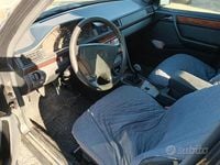 Usata Mercedes 200 135 CV (99 kW) 1995 Grigio Berlina