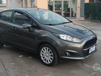 Usado Ford Fiesta Business Edition 95 HP (69 kW) 2017 Cinzento Sedan