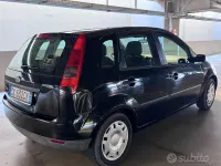 Usata Ford Fiesta Zetec 75 CV (55 kW) 2004 Nero Utilitaria