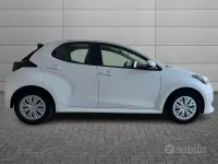 Usata Toyota Yaris Hybrid Active 92 CV (67 kW) 2022 Bianco Berlina