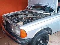 Usata Mercedes E300 72 CV (52 kW) 1984 Grigio Berlina