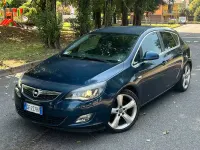 Usata Opel Astra Cosmo 125 CV (91 kW) 2011 Bluazzurro Berlina